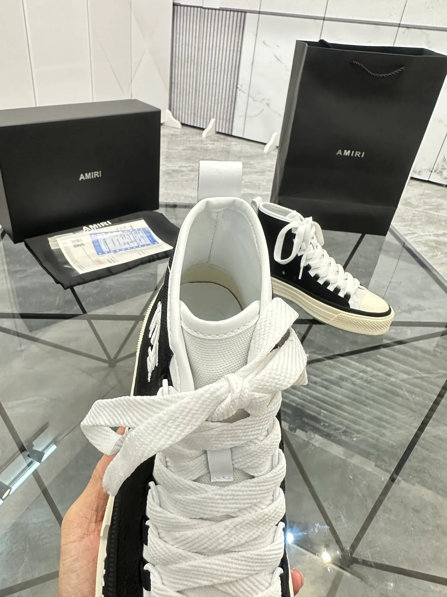 Men's shoes: 💰P560¥ Guangzhou top quality Product trademark: AMIRI* "Amir*" high-top casual shoes Regular size: 39-44 (can be customized to 45) Product materials: upper imported first-layer cowhide stitching original material, sheepskin lining, original outsole. Number: 525